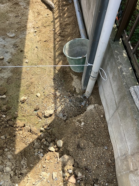 雨樋が落ちて口が埋まっている